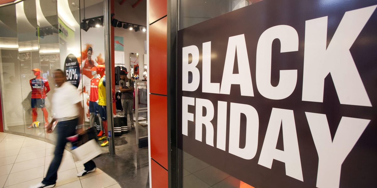 Un comercio celebra el Black Friday. EFE/Orlando Barría