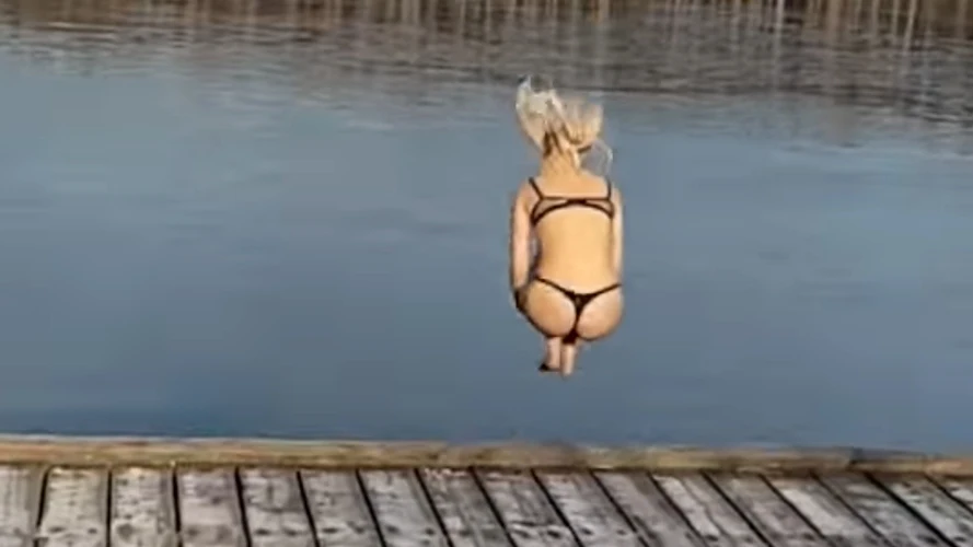 Saltando a un lago helado Saltando a un lago helado