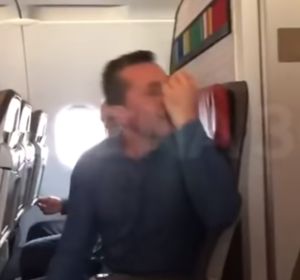 Un hombre agrede a un azafato en un avión Un hombre agrede a un azafato en un avión