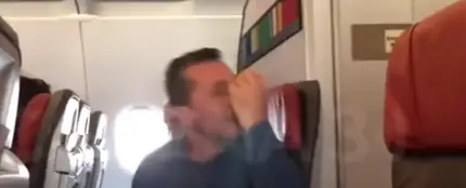 Un hombre agrede a un azafato en un avión Un hombre agrede a un azafato en un avión