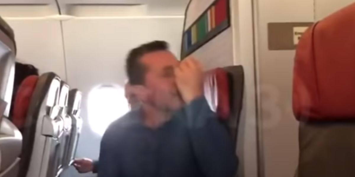 Un hombre agrede a un azafato en un avión