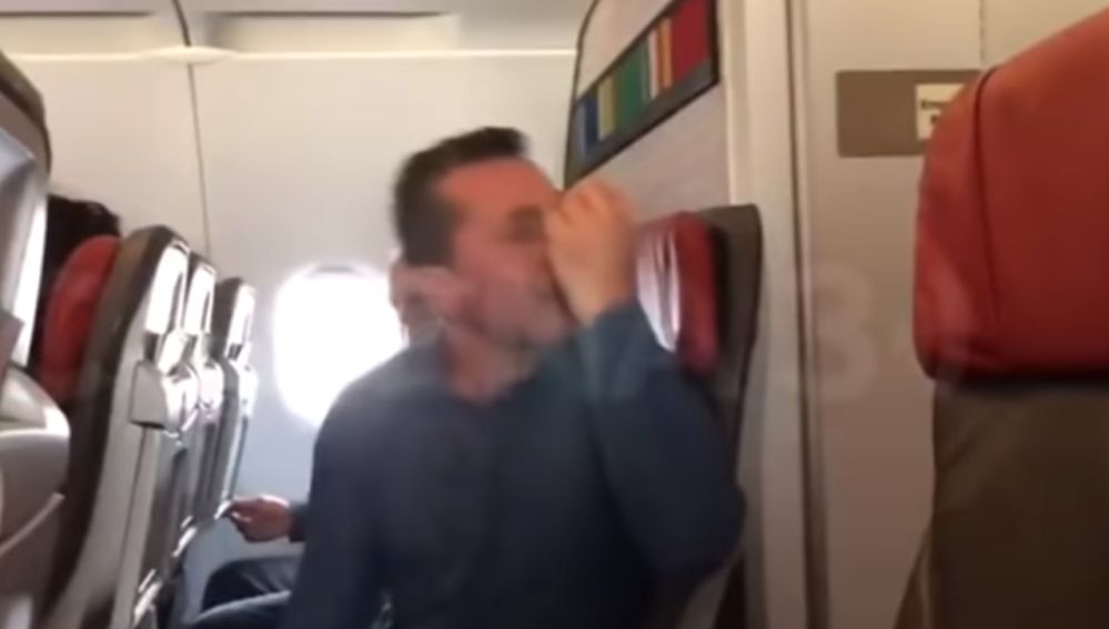 Un hombre agrede a un azafato en un avión