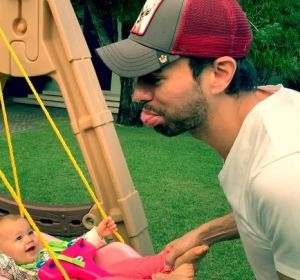 Enrique Iglesias haciendo reír a su hija Enrique Iglesias haciendo reír a su hija