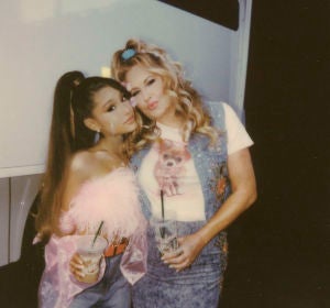 Ariana Grande y Jennifer Coolidge en el videoclip de 'Thank U, Next' Ariana Grande y Jennifer Coolidge en el videoclip de 'Thank U, Next'