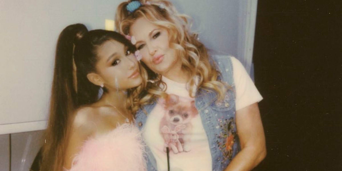 Ariana Grande y Jennifer Coolidge en el videoclip de 'Thank U, Next'