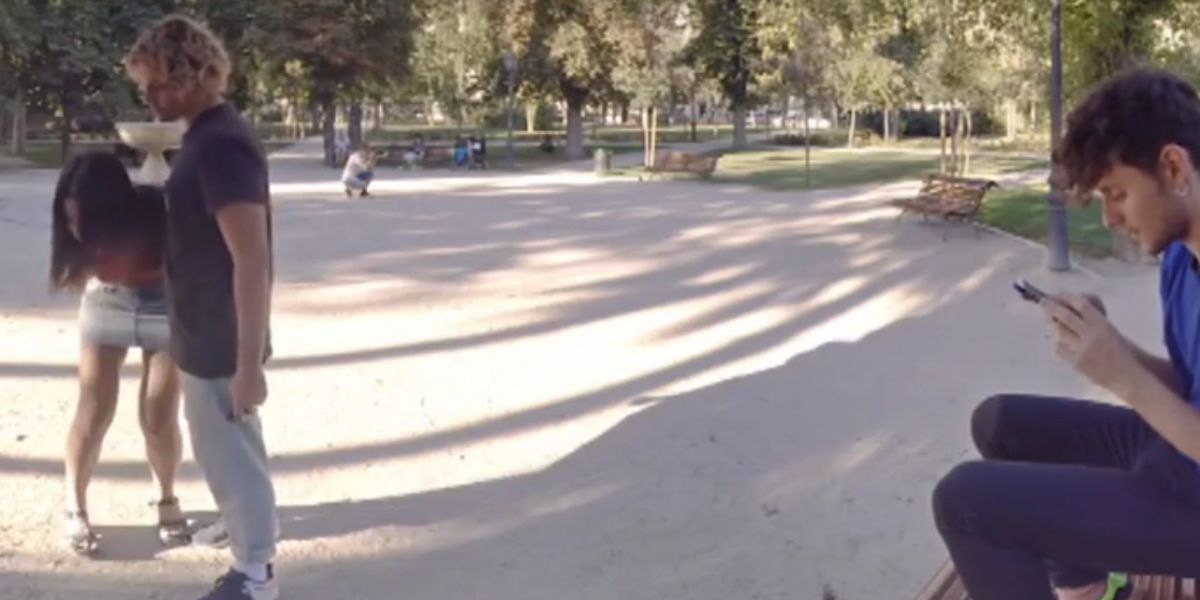 Maltrato físico entre dos jóvenes en un parque