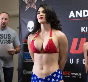 Rachael Ostovich, en un pesaje previo a una pelea Rachael Ostovich, en un pesaje previo a una pelea
