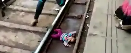 Un bebé cae a la vías del tren y consigue sobrevivir en la India Un bebé cae a la vías del tren y consigue sobrevivir en la India