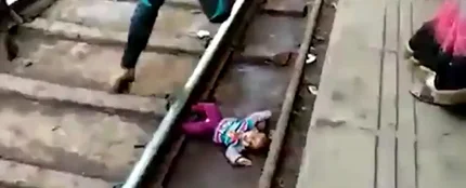 Un bebé cae a la vías del tren y consigue sobrevivir en la India Un bebé cae a la vías del tren y consigue sobrevivir en la India