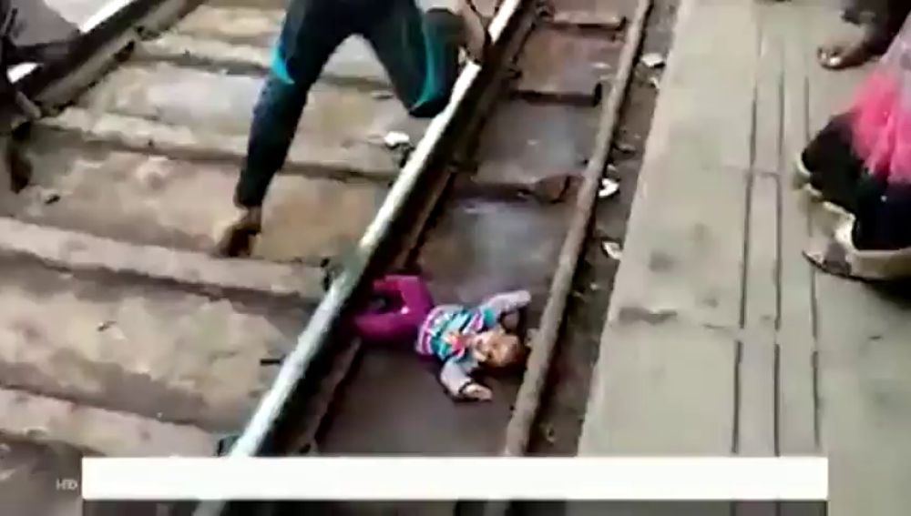 Un bebé cae a la vías del tren y consigue sobrevivir en la India