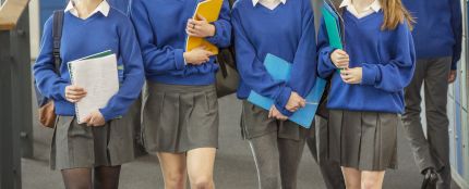 Estudiantes de un colegio privado con su uniforme escolar