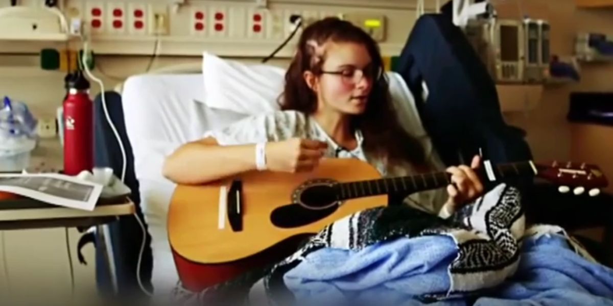 Una chica de 19 años canta mientras le extirpan un tumor cerebral