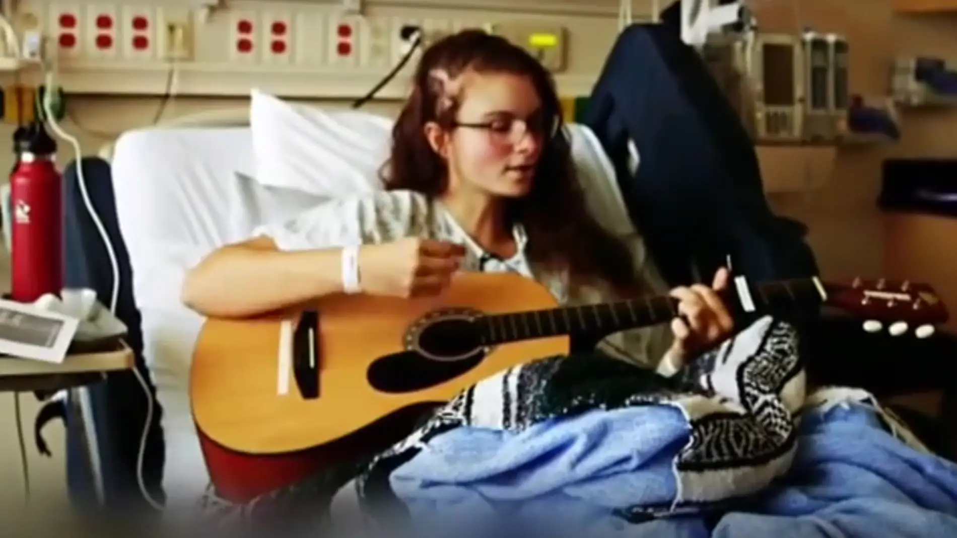 Una chica de 19 años canta mientras le extirpan un tumor cerebral