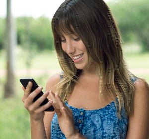 Una chica mirando su teléfono móvil Una chica mirando su teléfono móvil