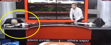 Un periodista turco sufre un infarto en pleno directo Un periodista turco sufre un infarto en pleno directo
