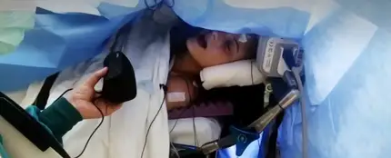 Una chica de 19 años canta mientras le extirpan un tumor cerebral Una chica de 19 años canta mientras le extirpan un tumor cerebral