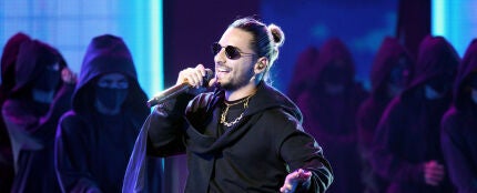 Maluma durante su actuación en los Latin AMAs 2018