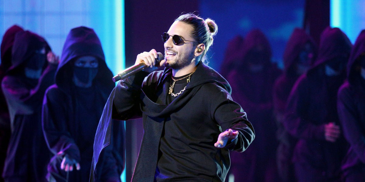 Maluma durante su actuación en los Latin AMAs 2018