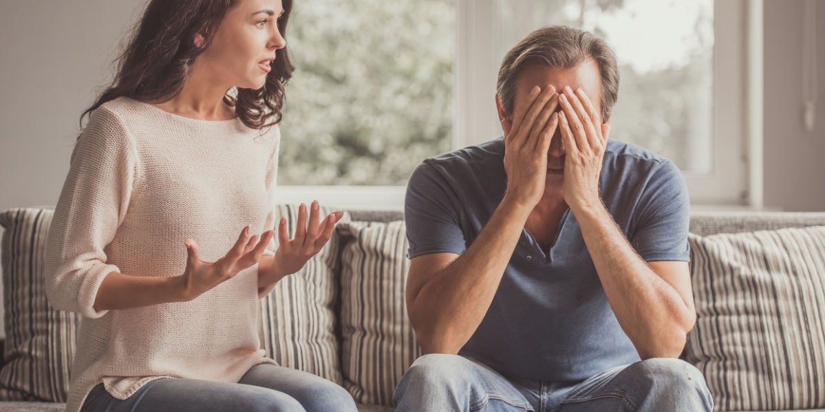 Pareja discutiendo