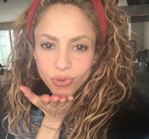 Shakira lanzando un beso Shakira lanzando un beso