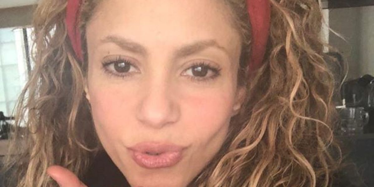 Shakira lanzando un beso