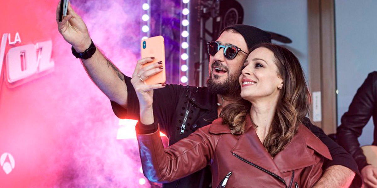 Antonio Orozco y Eva González en el evento de 'La Voz' en Callao