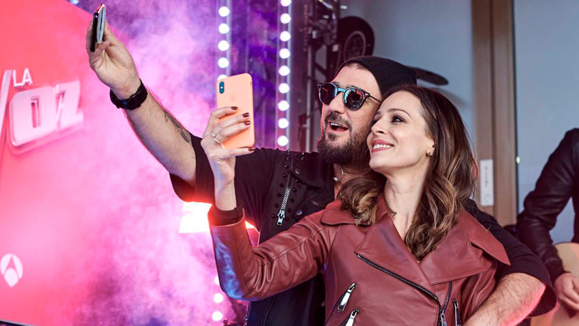 Antonio Orozco y Eva González en el evento de 'La Voz' en Callao Antonio Orozco y Eva González en el evento de 'La Voz' en Callao