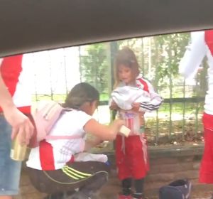 Una madre pega a su hija bengalas en el cuerpo Una madre pega a su hija bengalas en el cuerpo