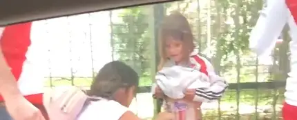 Una madre pega a su hija bengalas en el cuerpo Una madre pega a su hija bengalas en el cuerpo