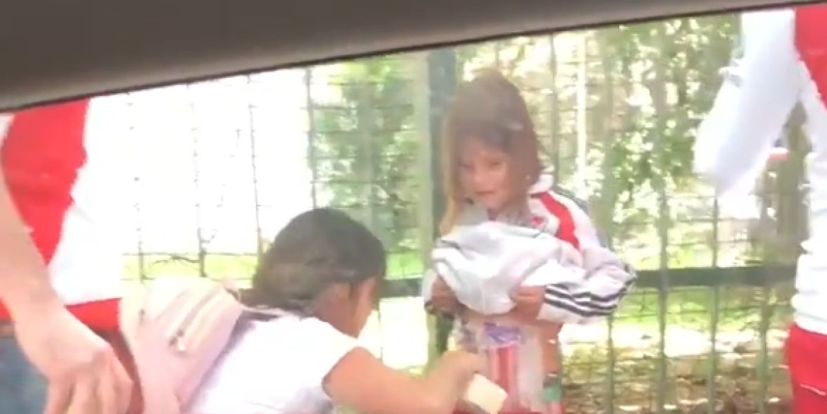 Una madre pega a su hija bengalas en el cuerpo