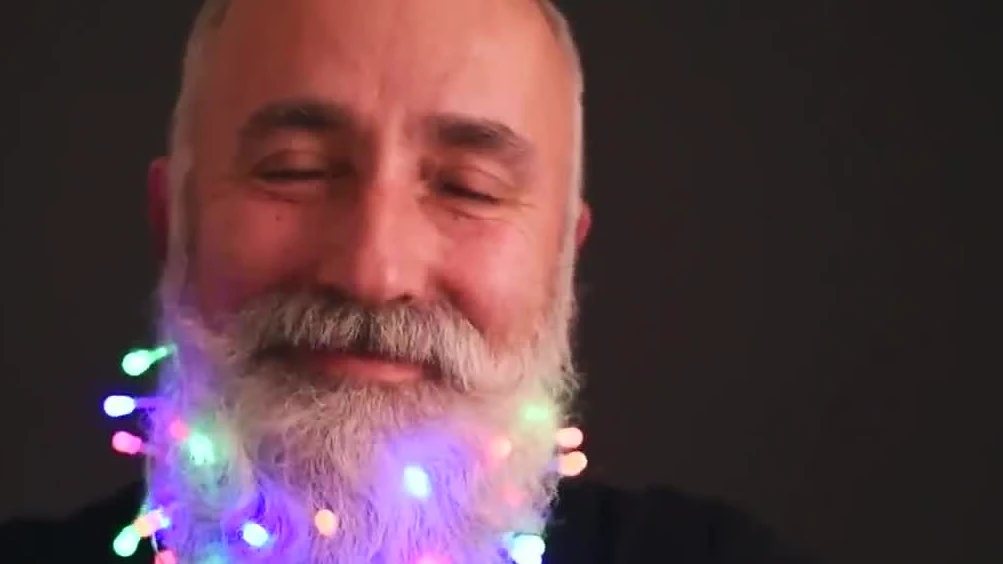 Luces navideñas en la barba Luces navideñas en la barba
