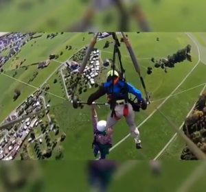 El arriesgado vuelo de un turista en ala delta al darse cuenta de que no iba correctamente sujeto El arriesgado vuelo de un turista en ala delta al darse cuenta de que no iba correctamente sujeto