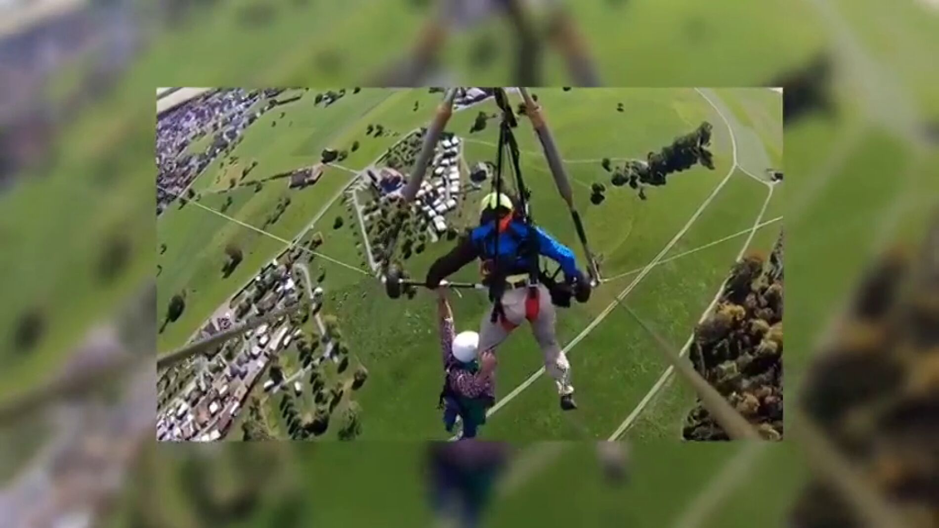 El arriesgado vuelo de un turista en ala delta al darse cuenta de que no iba correctamente sujeto
