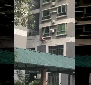 Un hombre huye por la ventana cuando llega el marido de su amante y termina de la peor manera posible Un hombre huye por la ventana cuando llega el marido de su amante y termina de la peor manera posible