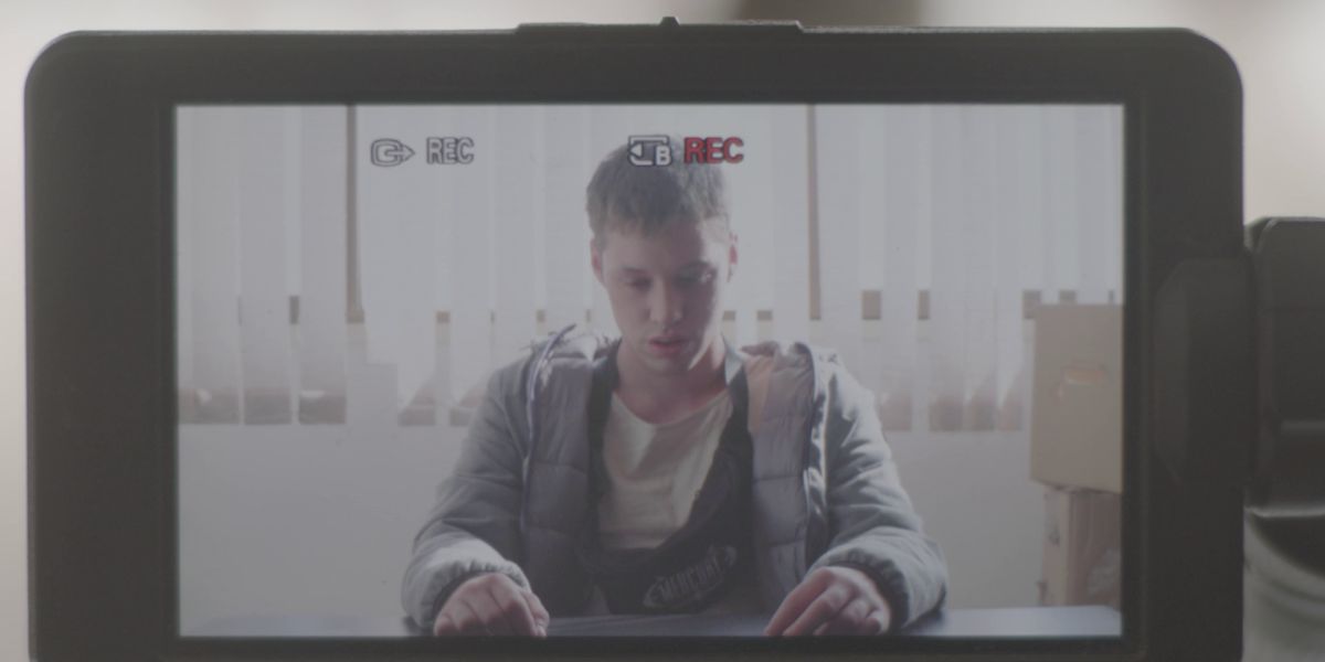 Javier Ruesga es Alan en 'Más de 100 mentiras'