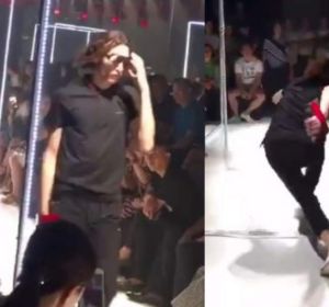 Un modelo se resbala en la pasarela e improvisa un extraño baile para disimular Un modelo se resbala en la pasarela e improvisa un extraño baile para disimular