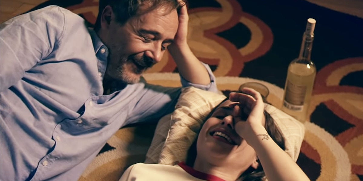 Santi Balmes y Zahara en el videoclip de 'Guerra y Paz'