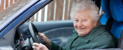 Abuela conduciendo