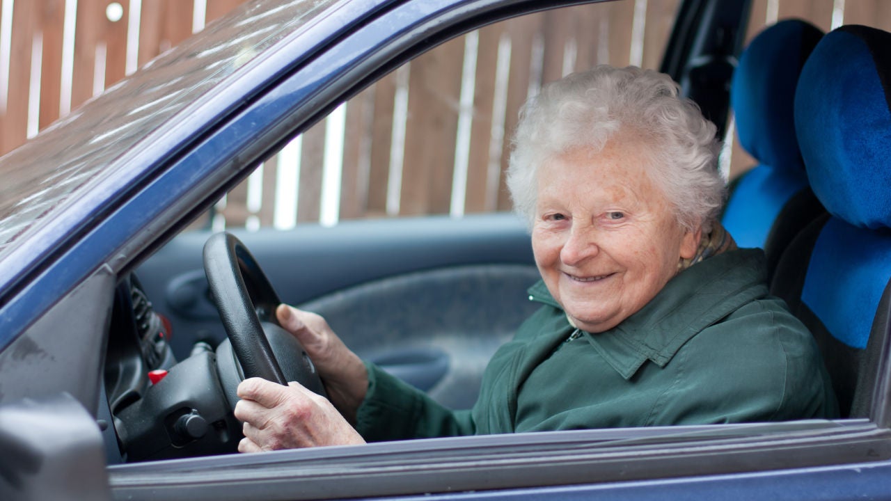 Abuela conduciendo Abuela conduciendo