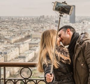 Pareja besándose mientras se hace un selfie Pareja besándose mientras se hace un selfie