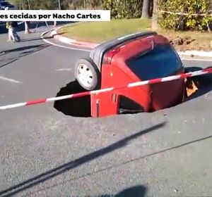 Un gran socavón se traga un coche al ceder el pavimento en Huelva Un gran socavón se traga un coche al ceder el pavimento en Huelva