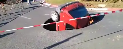 Un gran socavón se traga un coche al ceder el pavimento en Huelva Un gran socavón se traga un coche al ceder el pavimento en Huelva
