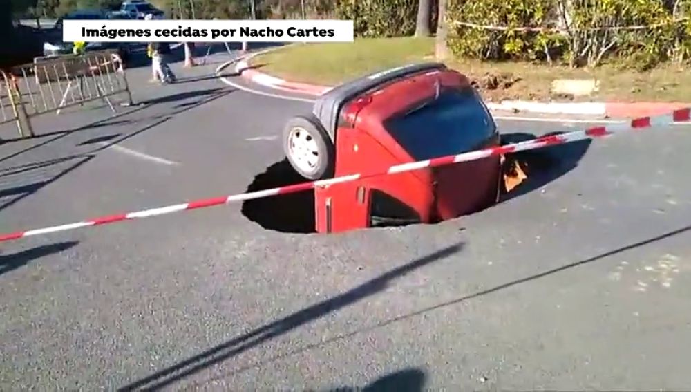 Un gran socavón se traga un coche al ceder el pavimento en Huelva