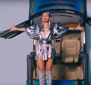 Miley Cyrus en el videoclip de 'Nothing Breaks Like A Heart' Miley Cyrus en el videoclip de 'Nothing Breaks Like A Heart'