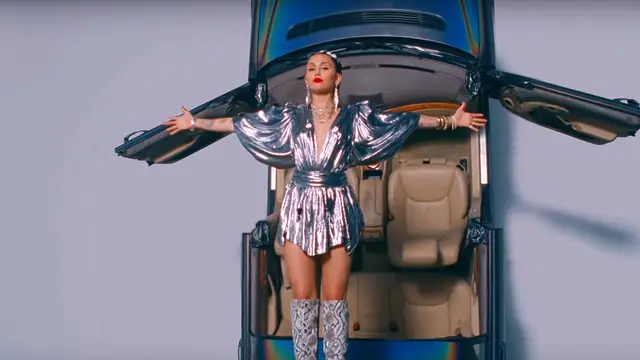 Miley Cyrus en el videoclip de 'Nothing Breaks Like A Heart'