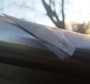 Imagen de una de las cuchillas encontradas en un parque de infantil en Reino Unido Imagen de una de las cuchillas encontradas en un parque de infantil en Reino Unido