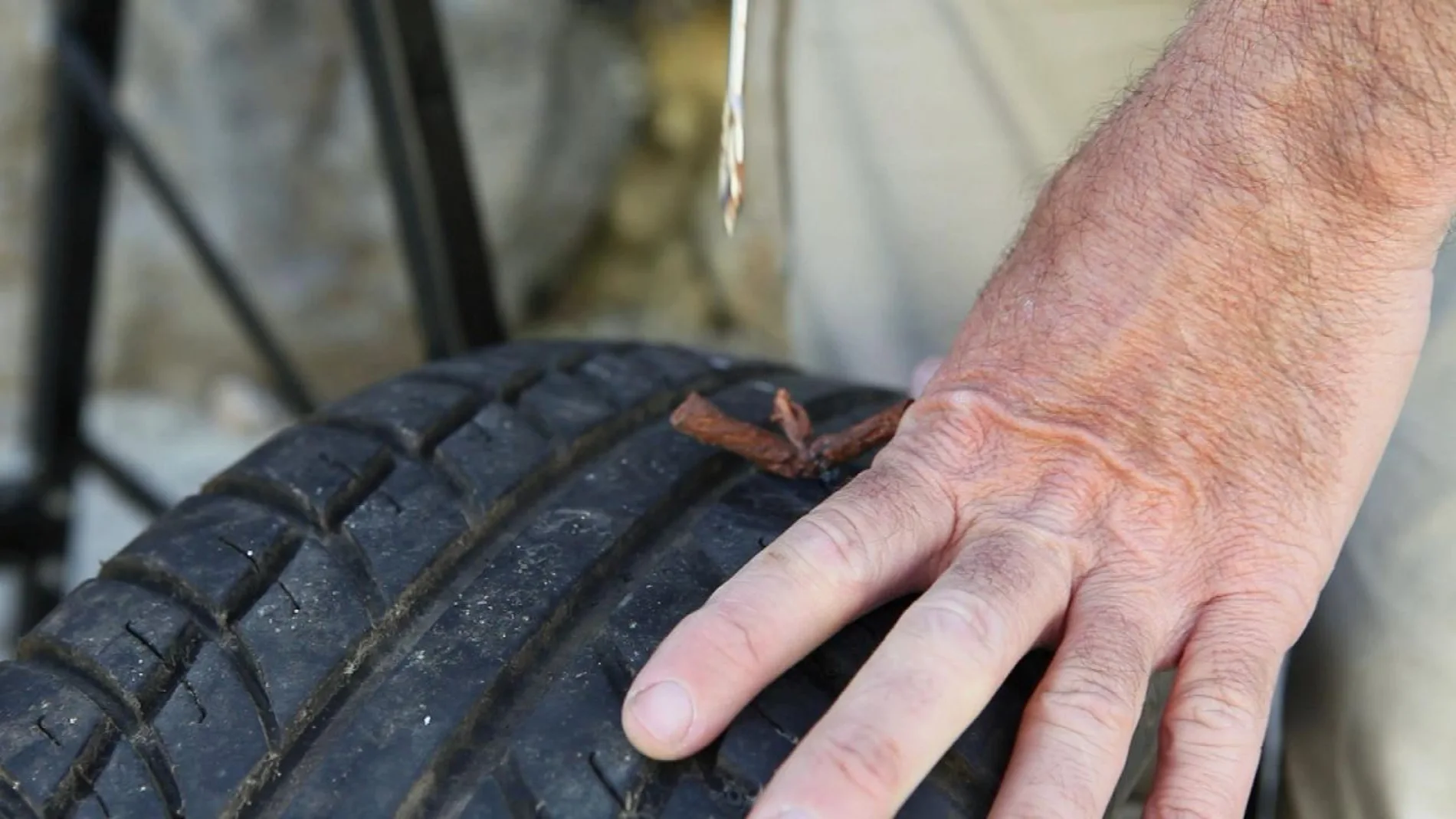 Pinchazo en neumático  Pinchazo en neumático