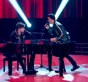 Luis Fonsi canta 'No me doy por vencido' acompañado por Pablo López Luis Fonsi canta 'No me doy por vencido' acompañado por Pablo López
