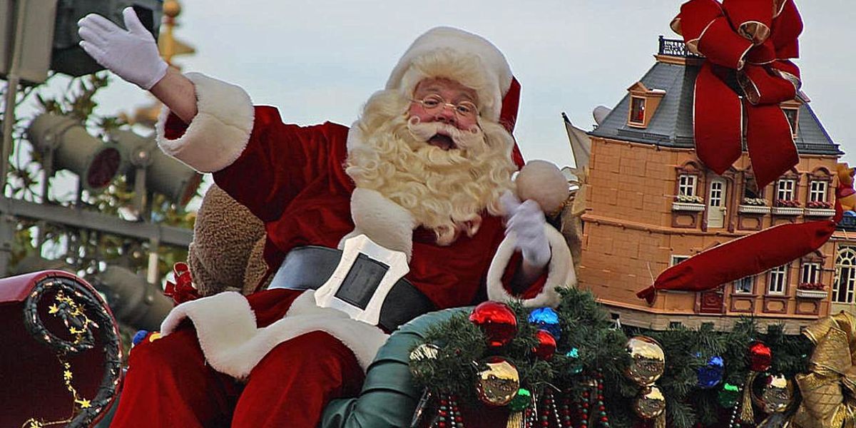 Un Nino Llama A La Policia Tras Su Decepcion Con Papa Noel Con Sus Regalos Europa Fm Radio