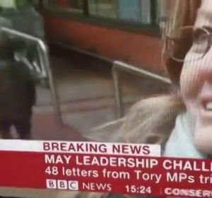 Un niño aparece de la nada mientras entrevistan a una mujer en la BBC Un niño aparece de la nada mientras entrevistan a una mujer en la BBC